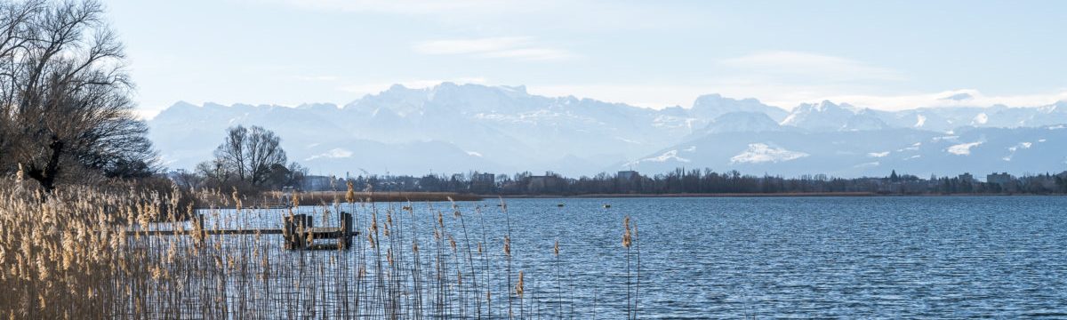 Ruhiger See mit Blick auf die Berge